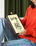 Mujer sosteniendo tablet con Guía Yes Coffee en una mesa 