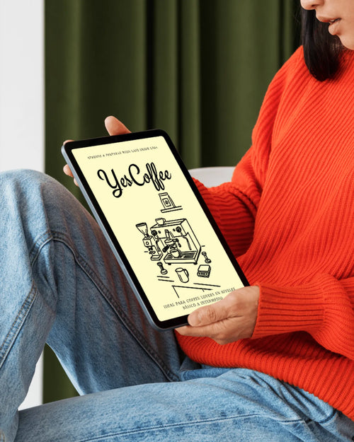 Mujer sosteniendo tablet con Guía Yes Coffee en una mesa 