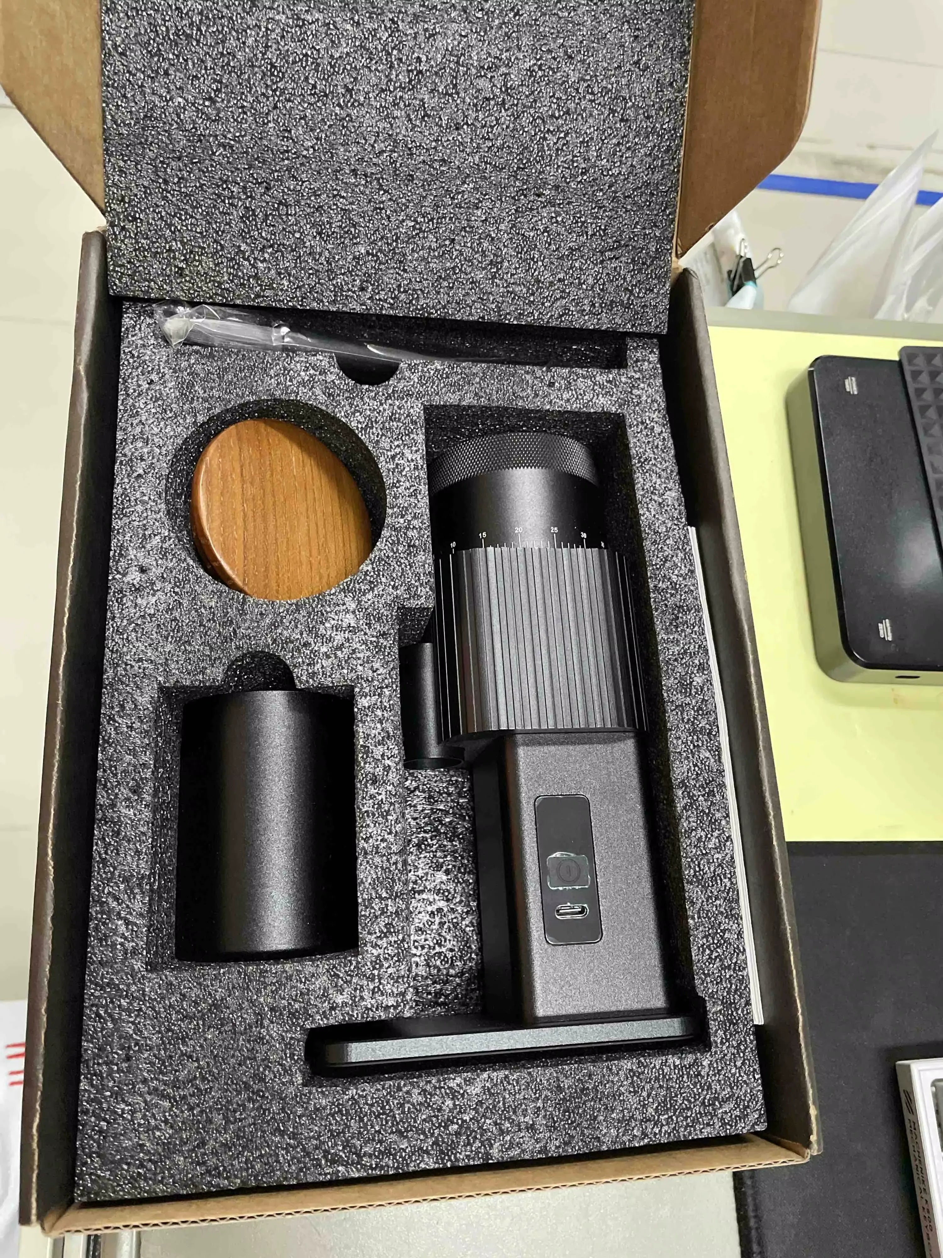 Caja con el Yes Coffee Grand One